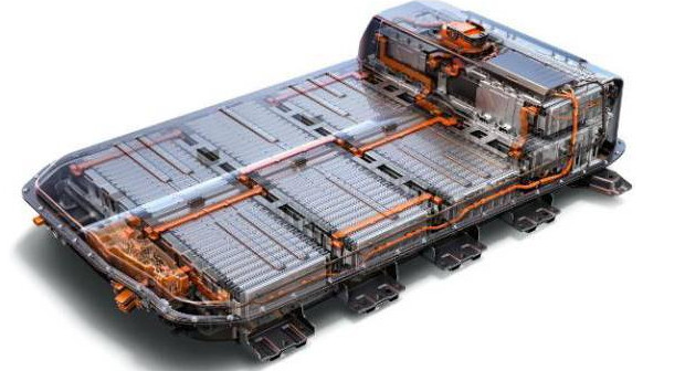 包括面板、轴流风机、风机挡板、冷却风道、电池模组固定板以及多个电池模组;面板上设有出风口;冷却风道的一端部和两侧均设有进风口