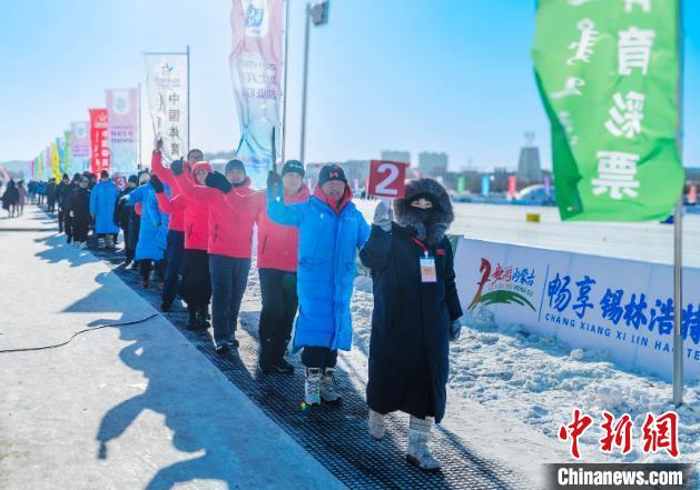 新春走基层：锡林郭勒草原上的业余冰上龙舟队