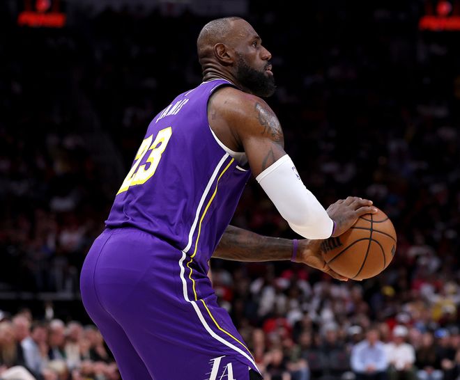 勒布朗半场轰18分刷新纪录 湖人逆转火箭稳住西