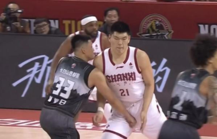 曾繁日重击刘传兴遭重罚 吉林队遭双线打击