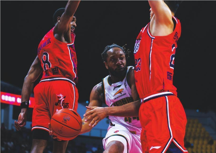 辽宁男篮客场不敌广州队两连败暴露攻防短板