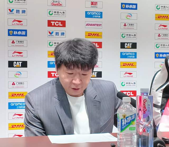 赛后发布会聚焦两位核心伤情、外援轮换策略与